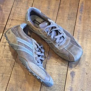Sketchers leather tennis shoes